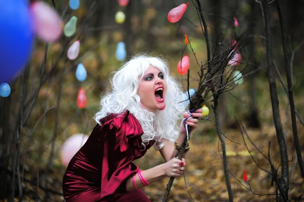 ハロウィーンの森の魔女のイメージで美しい若い女性. — ストック写真