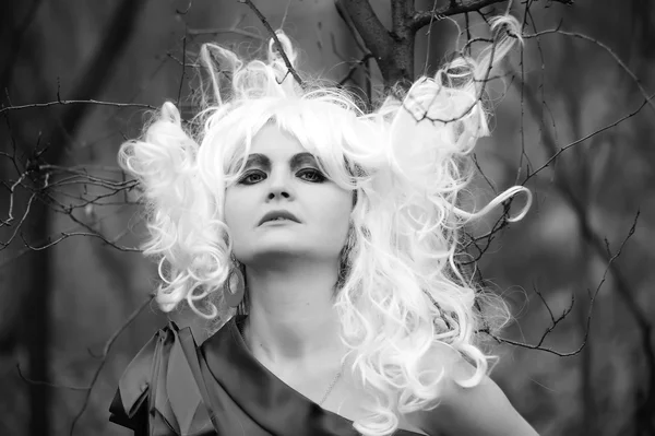 Hermosa joven en la imagen de la bruja en el bosque en Halloween . —  Fotos de Stock