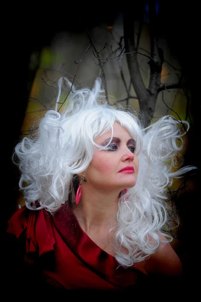 ハロウィーンの森の魔女のイメージで美しい若い女性. — ストック写真