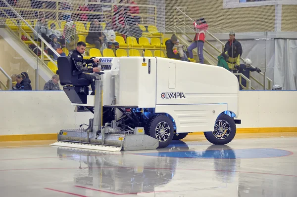 The machine for resurfacing ice in stadium. — Stock Photo, Image