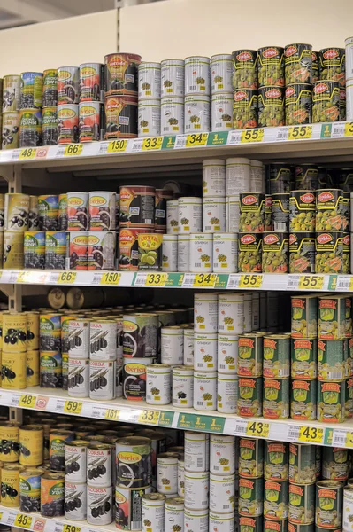 Azeitonas na prateleira do supermercado — Fotografia de Stock