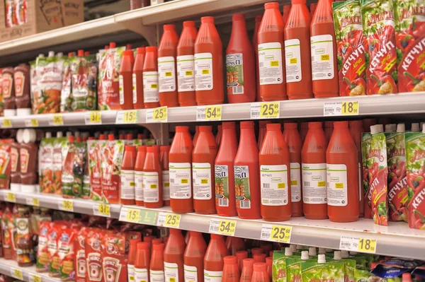 Ketchup in de winkel — Stockfoto