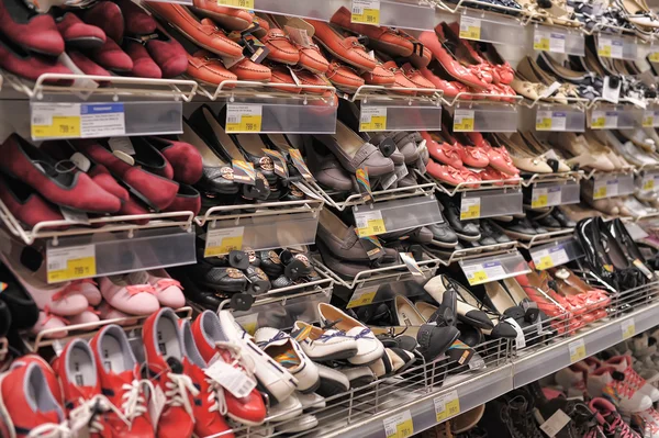 Damenschuhe im Geschäft — Stockfoto