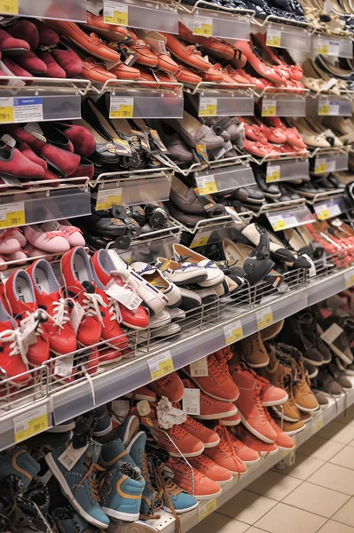 Scarpe da donna in un negozio — Foto Stock