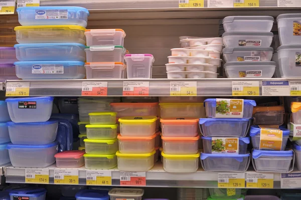 Recipientes de plástico vazios na prateleira do supermercado . — Fotografia de Stock