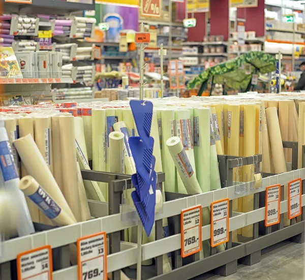 Rollen voor wallpaper in de winkel — Stockfoto