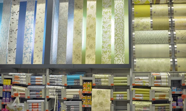 Rollos de papel pintado en la tienda — Foto de Stock
