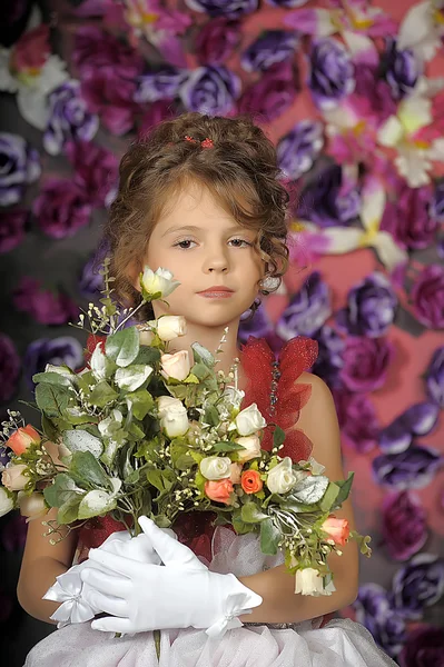 Una giovane ragazza in costume principessa . — Foto Stock