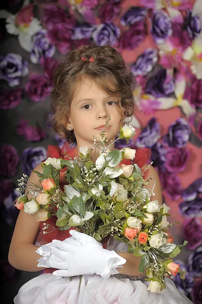 Een jong meisje in kostuum prinses. — Stockfoto