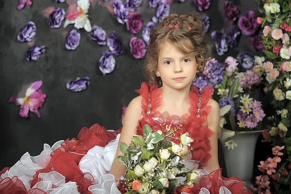 Een jong meisje in kostuum prinses. — Stockfoto