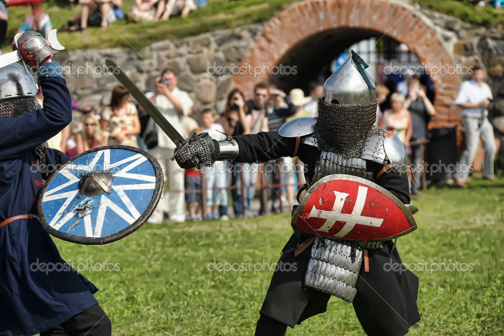 Сражение рыцарей средневековья. Рыцарские бои. Средневековые поединки. Средневековые рыцарские поединки. Средневековый фестиваль.