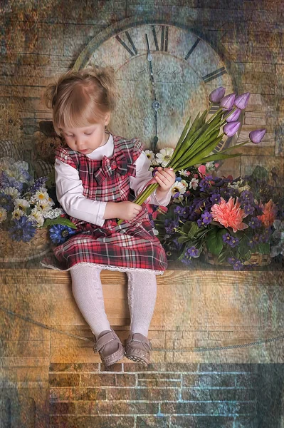 Dziewczynka z bukietem tulipanów w ręce — Zdjęcie stockowe