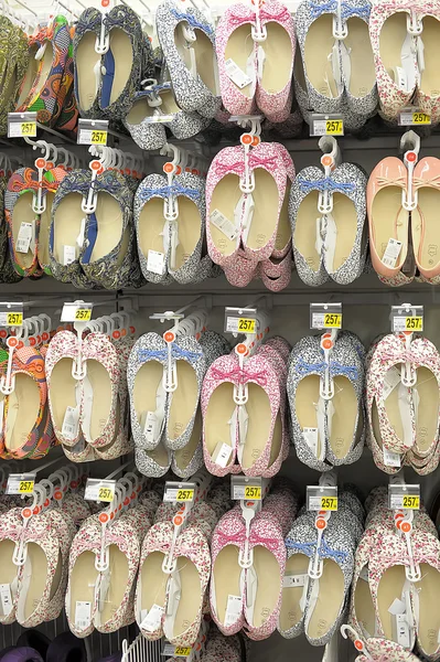 Schuhe im Supermarkt — Stockfoto