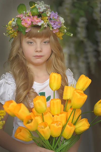 Mädchen mit einem Strauß gelber Tulpen — Stockfoto