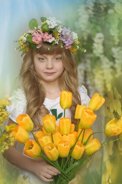 Lány egy csokor sárga tulipánok — Stock Fotó