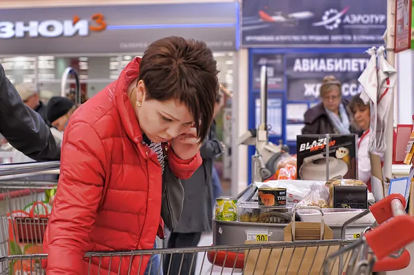 Люди на кассе в супермаркете — стоковое фото
