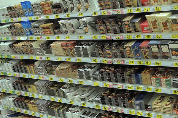 在一家超市货架上的巧克力 — 图库照片