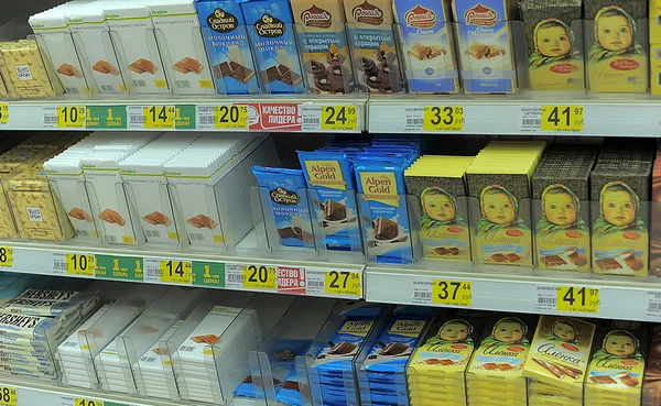 Chocolate en los estantes de un supermercado — Foto de Stock