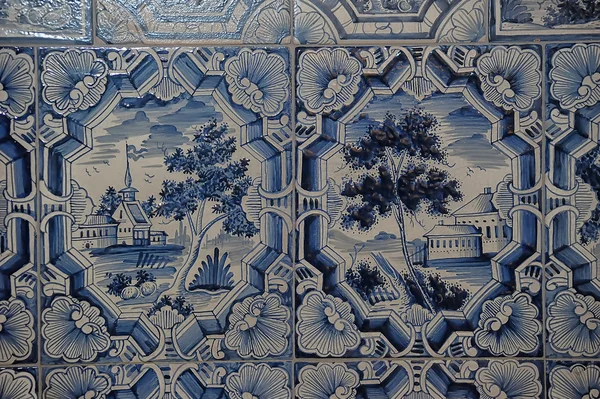 Pinturas blancas azules en una estufa de azulejos — Foto de Stock