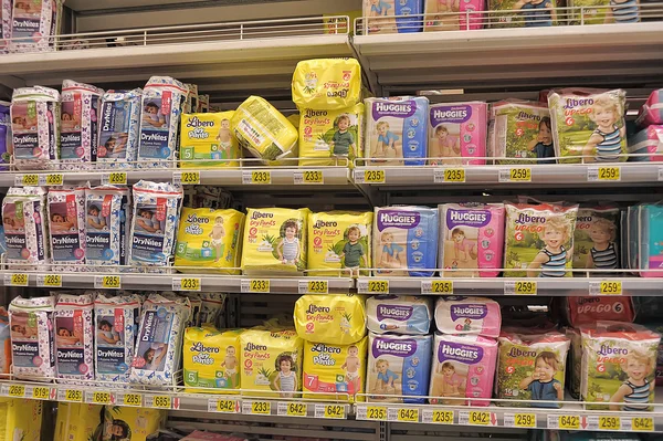 Pañales en estantes de supermercados, en San Petersburgo, Rusia — Foto de Stock