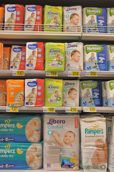 Pañales en estantes de supermercados, en San Petersburgo, Rusia — Foto de Stock