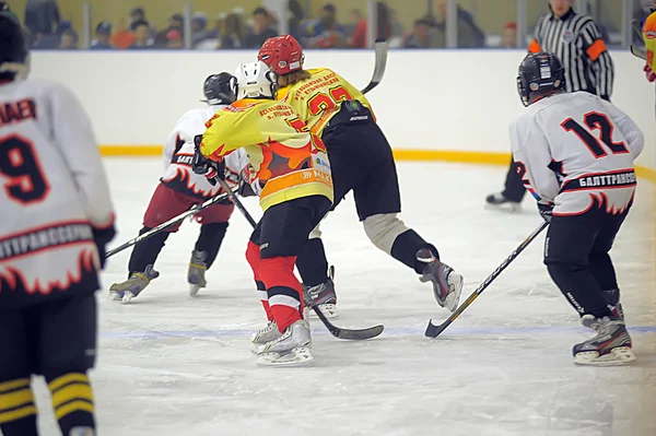 Bambini che giocano a hockey su un torneo cittadino San Pietroburgo, Russia — Foto Stock