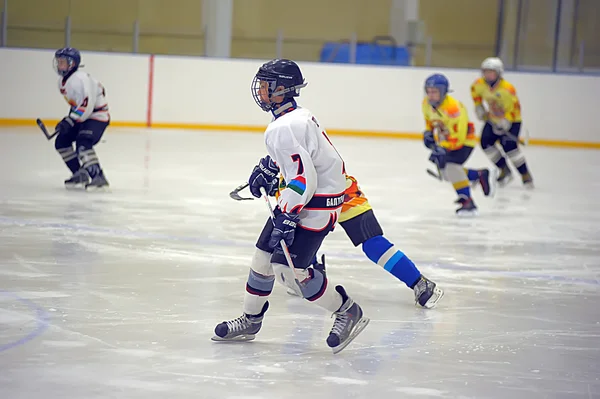 Děti hrající hokej na městském turnaji v Petrohradě, Rusko — Stock fotografie