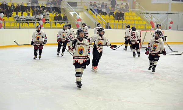 Barn spelar hockey på en stadsturnering St Petersburg, Ryssland — Stockfoto