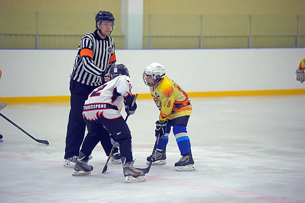 Niños jugando hockey en un torneo de la ciudad San Petersburgo, Rusia — Foto de Stock