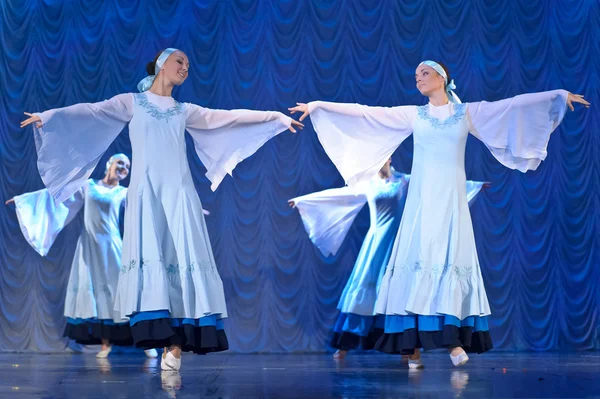 Girls in white dresses dancing on stage, Russian National Dance — Stock Photo, Image