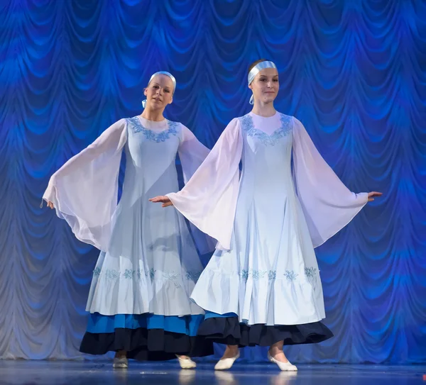Танцующие на сцене девушки в белых платьях, национальный танец России — стоковое фото