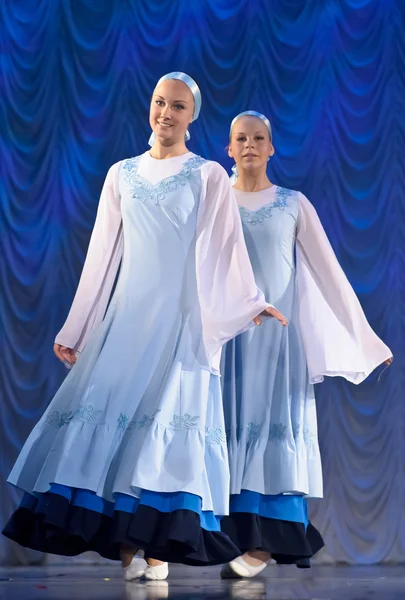 A lányok táncolni a színpadon, Orosz nemzeti tánc a fehér ruhák — Stock Fotó