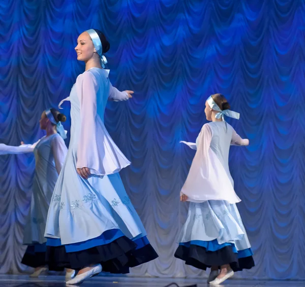 Chicas en vestidos blancos bailando en el escenario, Danza Nacional Rusa — Foto de Stock