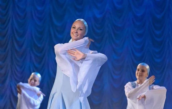 Meisjes in witte jurken dansen op het podium, Russische nationale dans — Stockfoto