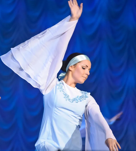 Танцующие на сцене девушки в белых платьях, национальный танец России — стоковое фото