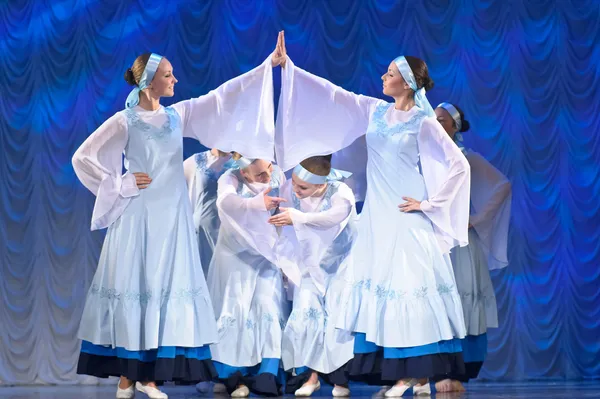 Filles en robes blanches dansant sur scène, Danse nationale russe — Photo