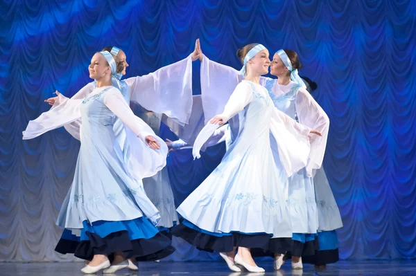 Dívky v bílém tanec na jevišti, ruský národní tanec — Stock fotografie