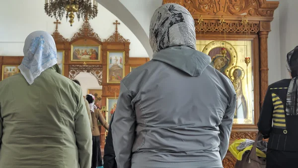 Los feligreses en la Iglesia Ortodoxa Rusa en el servicio —  Fotos de Stock