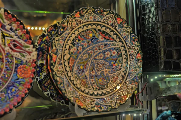 Decoratieve Turkse schotel in de cadeauwinkel, Kemer — Stockfoto