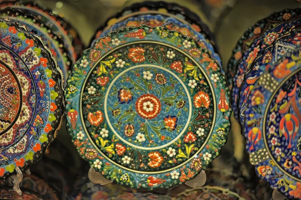 Декоративная турецкая тарелка в сувенирном магазине, Кемер — стоковое фото