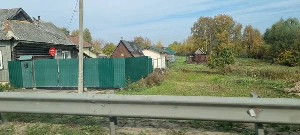 ロシア Tver 2021高速道路沿いの木造住宅 — ストック写真