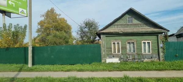 ロシア Tver 2021高速道路沿いの木造住宅 — ストック写真