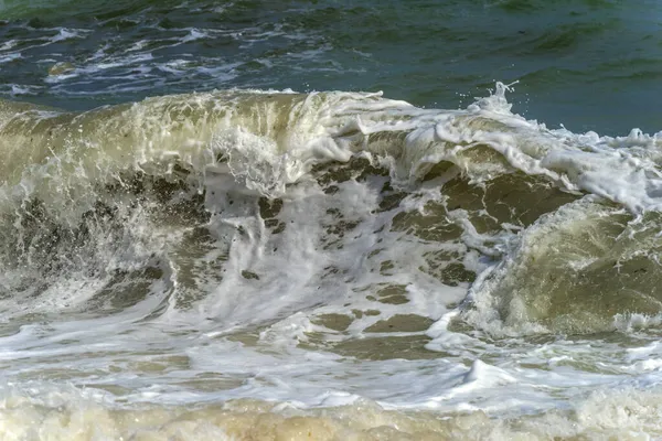 黑海风暴期间沿岸的波浪 — 图库照片