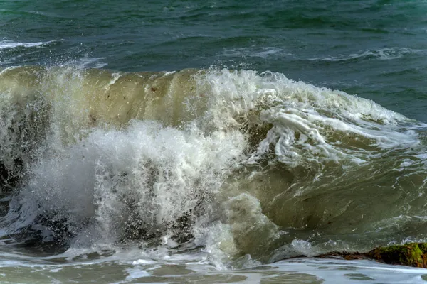 黒海の嵐の間の海岸線に沿った波 — ストック写真