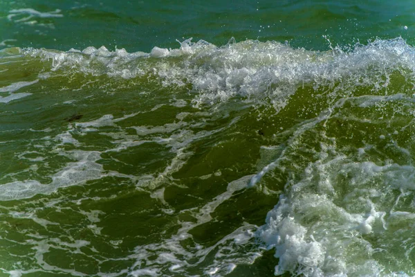 Karadeniz Deki Bir Fırtına Sırasında Kıyı Boyunca Dalgalar — Stok fotoğraf