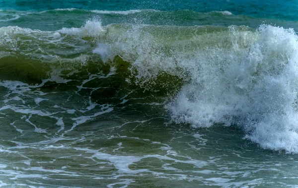 폭풍이 몰아치는 해안을 파도가 — 스톡 사진