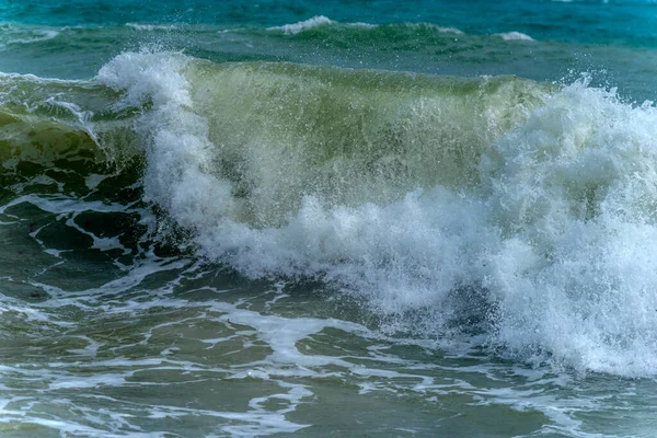 黑海风暴期间沿岸的波浪 — 图库照片