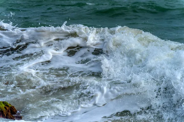 黒海の嵐の間の海岸線に沿った波 — ストック写真