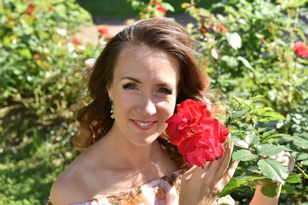 Morena Mujer Con Rosas Rojas Cerca Del Arbusto Retrato Del — Foto de Stock