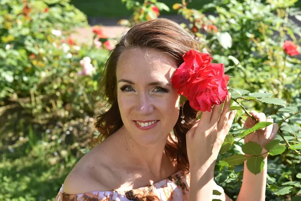 Mulher Morena Com Rosas Vermelhas Perto Arbusto Parque Retrato — Fotografia de Stock